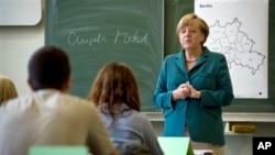 Kanselir Angela Merkel saat memberikan pelajaran sejarah untuk murid SMA di Berlin. (Foto: Dok)