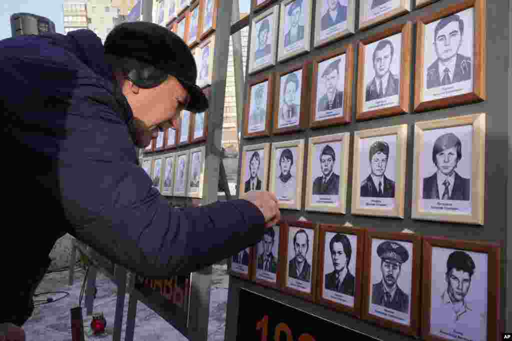 د روسیې په سینټ پیټرزبورګ کې یو لاروی د افغانستان څخه د شوروي ځواکونو د وتلو د ۳۶مې کلیزې په مناسبت په افغانستان کې د وژل شویو شوروي سرتیرو یادګاري عکسونه ګوري.