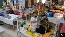 Para pasien yang menderita demam berdarah menerima perawatan di rumah sakit Mugda Medical College di Dhaka, Bangladesh, Kamis, 10 Agustus 2023.
