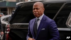 Gradonačelnik Njujorka Erik Adams dolazi na sud u Njujorku. 19. februar, 2025.(Foto: AP/Julia Demaree Nikhinson)