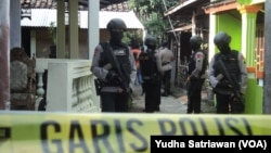 Polisi bersenjata lengkap menjaga lokasi penggeledahan Densus Anti Teror (foto: ilustrasi). 