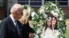 Presiden AS Joe Biden dan ibu negara Jill Biden memberi penghormatan untuk korban penembakan massal di SD Robb di Kota Uvalde, Texas, Minggu, 29 Mei 2022. Dalam penembakan itu, pelaku menewaskan 19 murid dan dua guru. (Foto: Jonathan Erns/Reuters)