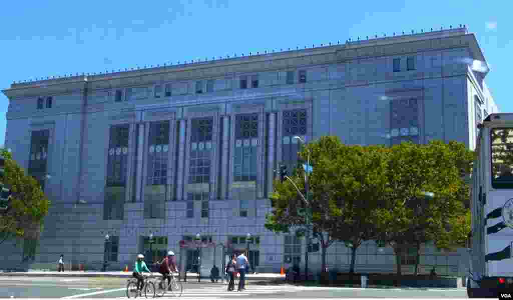 举行天大复学典礼的旧金山总图书馆（美国之音国符拍摄）