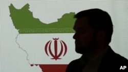 Stuart Davis, direktur salah satu anak perusahaan keamanan siber FireEye, menjelaskan teknik yang digunakan oleh para peretas Iran dalam sebuah acara di Dubai, pada 20 September 2017. (Foto: AP/Kamran Jebreili)