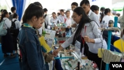 រូបឯកសារ៖ យុវសិស្ស​វិទ្យាល័យ​ចូល​មើល​ស្តង់​វិទ្យាសាស្ត្រ​នៅ​ក្នុង​មហោស្រពជាតិ​ស្តី​ពីវិទ្យាសាស្រ្ត​និង​​វិស្វកម្ម​លើកទី​៥​ឆ្នាំ​២០១៩​កាលពី​ថ្ងៃទី​២១ ខែកុម្ភៈ ឆ្នាំ២០១៩​ នៅពហុ​កីឡដ្ឋាន​អូឡាំពិក​ រាជធានីភ្នំពេញ​។ (ទុំ ម្លិះ/VOA)