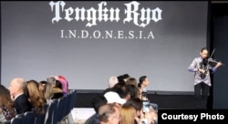 Maestro biola, Tengku Ryo, saat tampil di Couture Fashion Week di New York (Dok: Brama International)