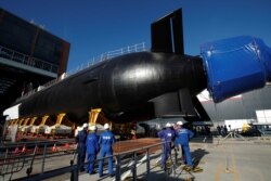 Kapal Angkatan Laut Prancis bernama "Suffren", pertama dari kapal selam serang nuklir kelas Barracuda, meninggalkan bengkel konstruksinya di lokasi Naval Group di Cherbourg, Prancis, 5 Juli 2019. (Foto: REUTERS/Benoit Tessier)