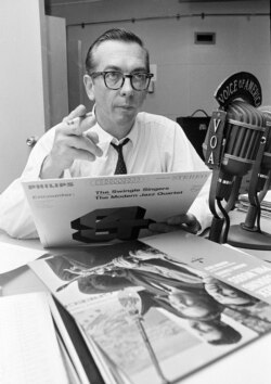 Willis Conover memeriksa rekaman untuk pertunjukan "Music USA" di studio Voice of America di Washington, DC, 8 September 1967. Tidak diketahui oleh sebagian besar penggemar jazz Amerika, Conover adalah idola 1.300 klub penggemar, banyak di Uni Soviet dan