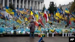 Spomenik palim vojnicima na Trgu nezavisnosti u Kijevu, 15. novembra 2024. (Foto: AP/Efrem Lukatsky)