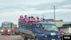 រូបឯកសារ៖ កម្មករ​រោងចក្រធ្វើដំណើរ​តាម​រថយន្ត​ដឹក​កម្មករ​ទៅ​ធ្វើការ​នៅ​តាម​រោងចក្រ នៅ​ខេត្ត​កំពង់ឆ្នាំង នៅ​ថ្ងៃទី​២៤ ខែកញ្ញា ឆ្នាំ២០២១។