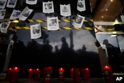 Foto Fredid Roman ditempel di sebuah dinding di luar kantor Jaksa Agung Meksiko di Mexico City, 24 Agustus 2022. Fredid adalah wartawan Meksiko ke-15 yang tewas dibunuh pada 2022. (Foto: Eduardo Verdugo/AP Photo)