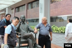 五四百年支联会将刘晓波座像移至致敬现场(美国之音记者申华拍摄)