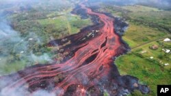 Pada gambar 19 Mei 2018 yang dirilis Badan Survei Geologi AS memperlihatkan lahar mengalir dari rekahan dekat Pahoa, Hawaii. 