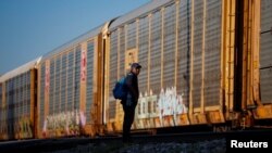Seorang migran asal Venezuela tampak menunggu untuk menaiki kereta di Ramos Arizpe, Meksiko, pada 20 September 2023. Kereta itu bergerak menuju wilayah perbatasan AS-Meksiko. (Foto: Reuters/Daniel Becerril)