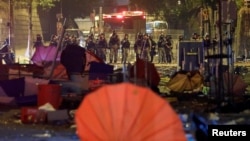 香港警察站立在理工大学外的街道上。（2019年11月19日）