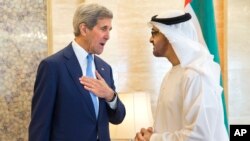 美国国务卿克里在阿联酋的在阿布扎比会见阿联酋王储穆罕默德·本·扎耶德(2015年11月23日)