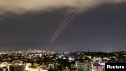 이스라엘의 방공 시스템이 14일(현지 시각) 이란의 공격 뒤 가동되고 있다.