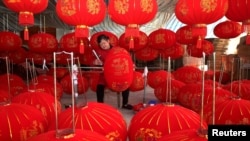 中国安徽省的一个灯笼作坊里工人在制作灯笼。（2019年12月11日）