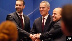 Crnogorski premijer Milojko Spajić rukuje se sa generalnim sekretarom NATO-a Jensom Stoltenbergom i premijerom Sjeverne Makedonije Dimitarom Kovačevskim na sastanku u Skoplju (Foto: AP/Boris Grdanoski)