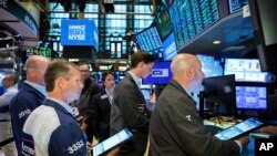 ARHIVA - Trgovci na Vol stritu (Foto: AP/Courtney Crow/New York Stock Exchange)