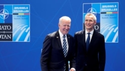 Generalni sekretar NATO Jens Stoltenberg dočekuje američkog predsednika Džoa Bajdena tokom NATO samita u sedištu Alijanse u Briselu, 14. juna 2021.