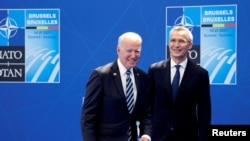 北约秘书长斯托尔滕贝格在比利时布鲁塞尔北约总部举行的北约峰会上欢迎美国总统拜登。（2021年6月14日）