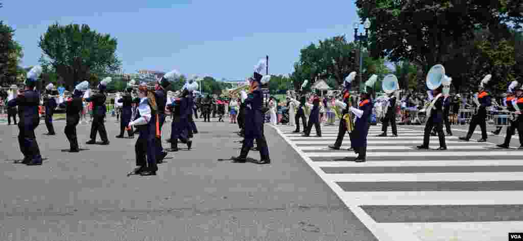 华盛顿独立日庆祝游行街头即景。(2025年7月4日)