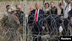 ARHIVA: Republikanski predsednički kandidat Donald Tramp na američkoj granici sa Meksikom u mestu Igl Pes u Teksasu, 29. februara 2024. (Foto: Rojters /Go Nakamura)