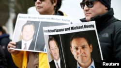 加拿大民众2019年3月6日在温哥华法院外呼吁中国释放被拘留的两名加拿大公民。（2019年3月6日）