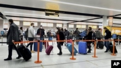 图为伦敦南部一个机场中的乘客。由于英国出现了新冠病毒的新病毒株，美国要求英国飞美航班的乘客必须要有新冠检测阴性的证明。