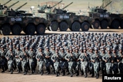 中国解放军军人在内蒙古朱日和训练基地准备参加阅兵，庆祝建军90周年。（2017年7月30日）