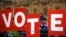 反脱欧示威者在英国伦敦议会大厦外举着标语。（2018年12月10日）