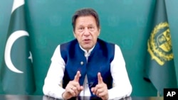 Imran Khan, perdana menteri Pakistan, berbicara dari jarak jauh kepada Majelis Umum PBB dalam pesan yang direkam sebelumnya, 24 September 2021, di markas besar PBB. (Foto: AP)