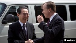 미국의 6자회담 수석대표인 글린 데이비스 대북정책 특별대표가 지난 4월 뉴욕 유엔주재 미국대표부를 방문한 우다웨이 중국 외교부 한반도사무 특별대표와 만나 악수하고 있다.