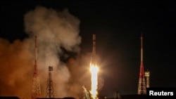 Pendorong roket Soyuz-2.1a dengan pesawat kargo Progress MS-29 meluncur dari landasan di Kosmodrom Baikonur di Kazakhstan, pada 21 November 2024. (Foto: Roscosmos/Handout via Reuters)