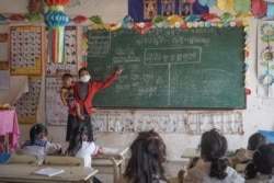 ក្មេងៗ​រៀន​ភាសា​កាវ៉ែត​ នៅ​ក្នុងសាលាបឋមសិក្សាសន្តិភាព​។​ ភាសា​កាវ៉ែត​ត្រូវបាន​បង្រៀន​ដោយ​គ្រូជនជាតិ​ដើម​ភាគតិចកាវ៉ែត​ ហើយ​នៅ​ទីនោះ​ ពួកគេ​ក៏​ចាប់ផ្តើម​រៀន​ភាសាខ្មែរ​ដែរ​មុននឹងឈាន​ទៅ​ថ្នាក់​អនុវិទ្យា​ល័យ។ នៅ​ភូមិអូរចាយ​ ឃុំសន្តិភាព​ ស្រុក​សៀមប៉ាង ខេត្តស្ទឹងត្រែង នៅ​ថ្ងៃទី​១០ ខែវិច្ឆិកា ឆ្នាំ២០២១។ (ខាន់​ សុគុំមនោ/VOA) ​