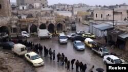 ARHIVA: Bivše bezbednosne snage čekaju u redu za lična dokumenta u Alepu (Foto: REUTERS/Amr Alfiky)