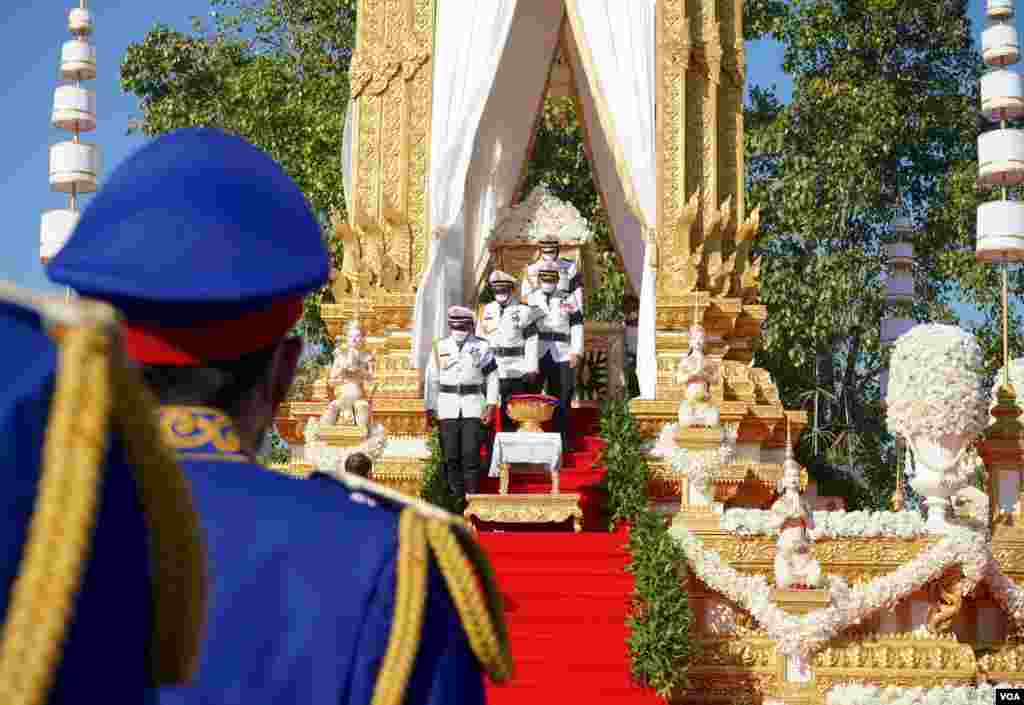 ពិធី​បូជា​ព្រះ​សព​របស់​សម្តេច​ក្រុម​ព្រះ​ ​នរោត្តម​ រណឫទ្ធិ​ នៅ​វាល​ព្រះមេរុ ​មុខ​​វត្តបុទមវតី​ រាជធានី​ភ្នំពេញ​ ថ្ងៃទី៨​ ខែធ្នូ​ ឆ្នាំ​២០២១។ (ខាន់ សុគុំមនោ​/វីអូអេ​)