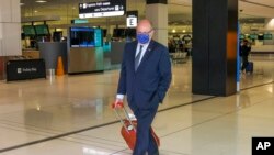Duta Besar Prancis untuk Australia Jean-Pierre Thebault di Bandara Sydney, Sabtu, 18 September 2021. (Foto: AP)
