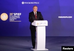 俄罗斯总统普京在圣彼得堡国际经济论坛会议上讲话。(2022年6月17日)