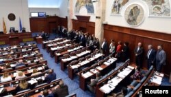 Grupa poslanika opozicione VMRO-DPMNE stoji u znak bojkota dok makedonski parlament glasa o početku procedure za promenu ustava zemlje.