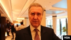 前美国国防部长科恩在接受美国之音专访