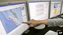 Uji coba sistem peringatan regional tsunami di kantor Badan Meteorologi dan Geofisika, Jakarta.