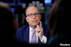 FILE - Larry Kudlow, saat masih menjadi analis ekonomi pada acara CNBC di New York Stock Exchange (NYSE), New York, 7 Maret 2018. (Foto: dok).