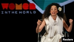 Arhiva - Masih Alinedžad, iranska novinarka i aktivistkinja za ljudska prava, govori na biti tokom samita Žene u svetu, u Njujorku, 12. aprila 2019.
