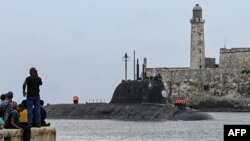 Ruska podmornica na nuklearni pogon Kazan uplovljava u luku u Havani (Foto: AFP/Yamil Lage)