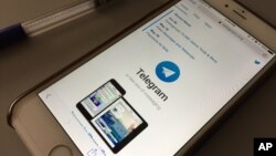 Aplikasi berkirim pesan Telegram tertampil dalam layar smartphone. (Foto: AP)