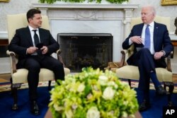 Presiden Joe Biden, kanan, bertemu dengan Presiden Ukraina Volodymyr Zelenskiy di Kantor Oval Gedung Putih, di Washington, 1 September 2021. (Foto: AP)