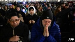 Molitva za zdravlje pape na Trgu Svetog Petra u Vatikanu, 24. februar 2024. (Tiziana FABI / AFP)
