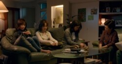 饰演秀英阿嬷的陈淑芳（右一）与饰演大女儿的谢盈萱（左一）、饰演小女儿的孙可芳（左二）、饰演二女儿的徐若瑄（右二）齐聚一堂，在《孤味》电影中大吵了一架。 （威视电影授权提供）